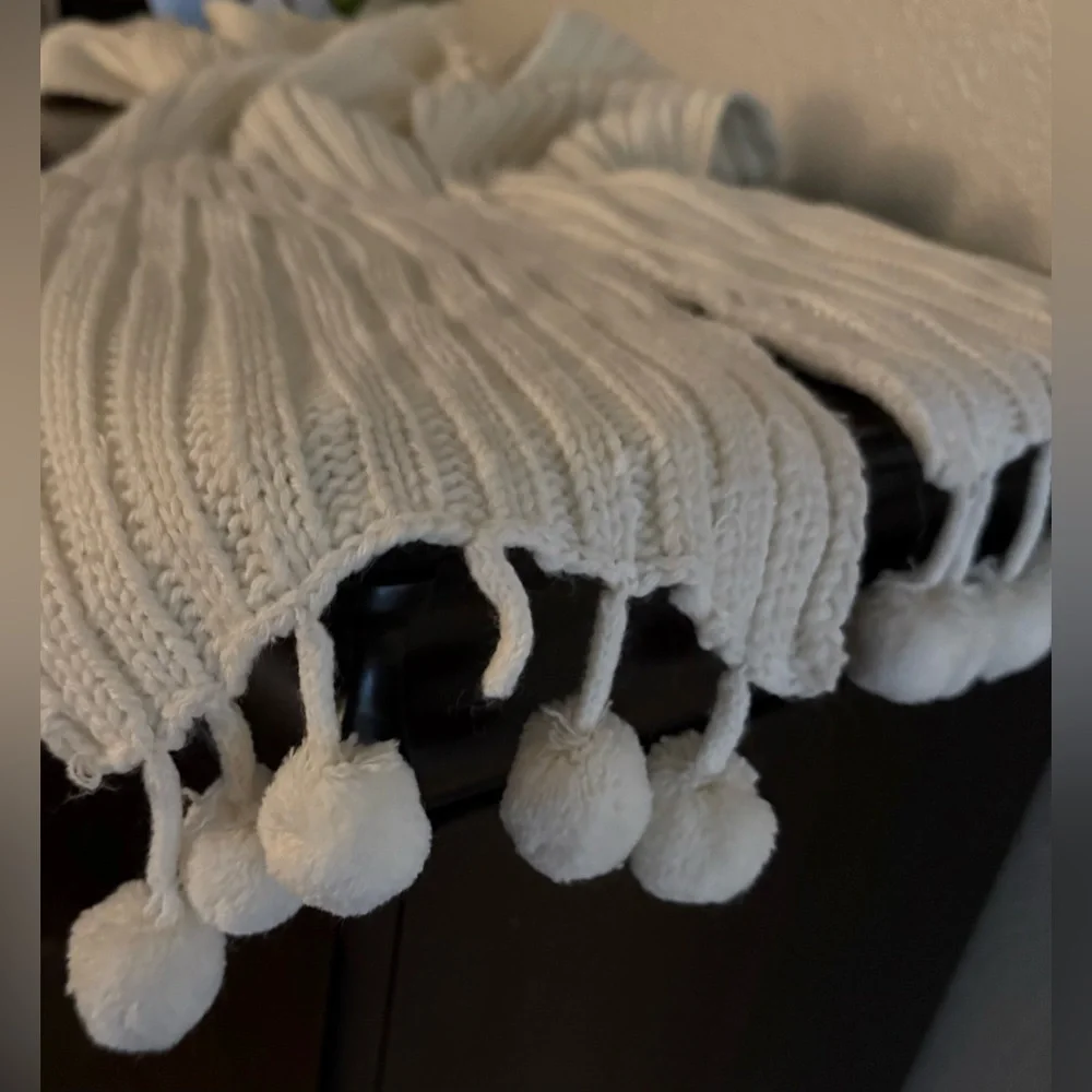 Bath & Body Works Cream Knit Pom Scarf Long Pocket Wrap 92
